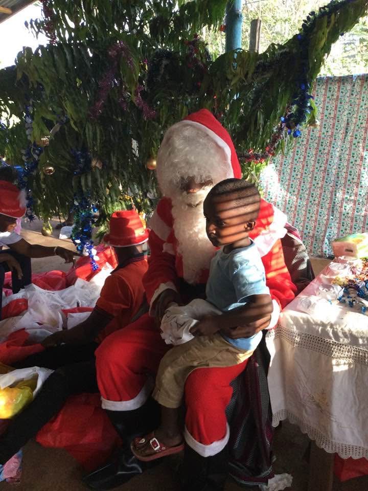 Arbre de Noël à Amélékia — décembre 2021, 200 enfants orphelins
