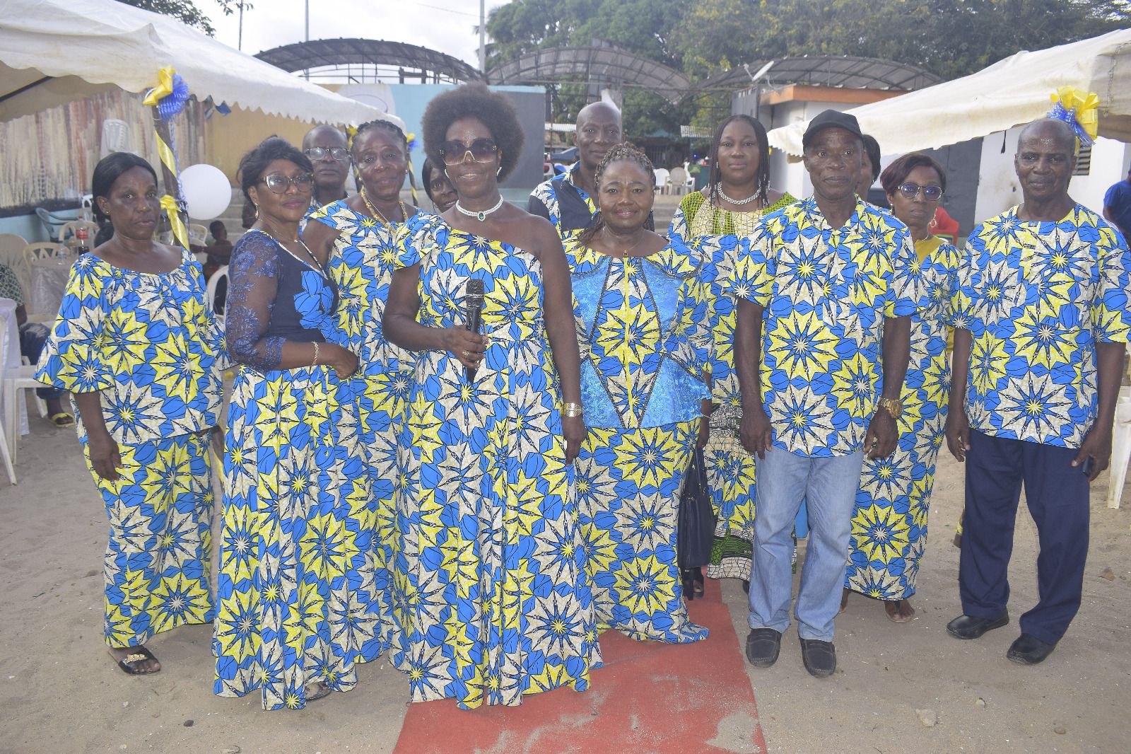 L'équipe Ayassué Reine Mère en tenue wax lors d'un événement festif